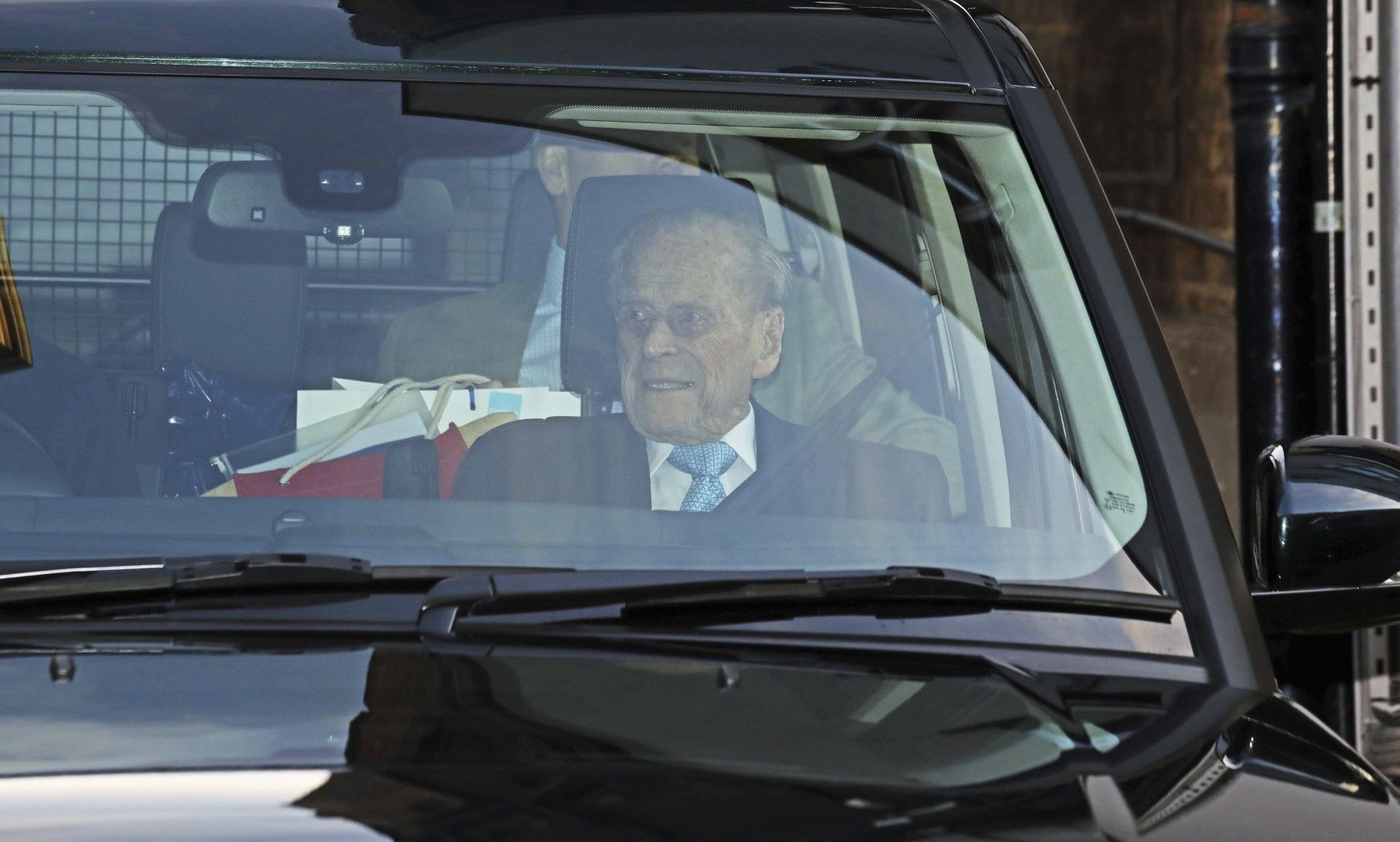 След излизането си от болницата принц Филип беше откаран с автомобил "Рейндж Роувър"