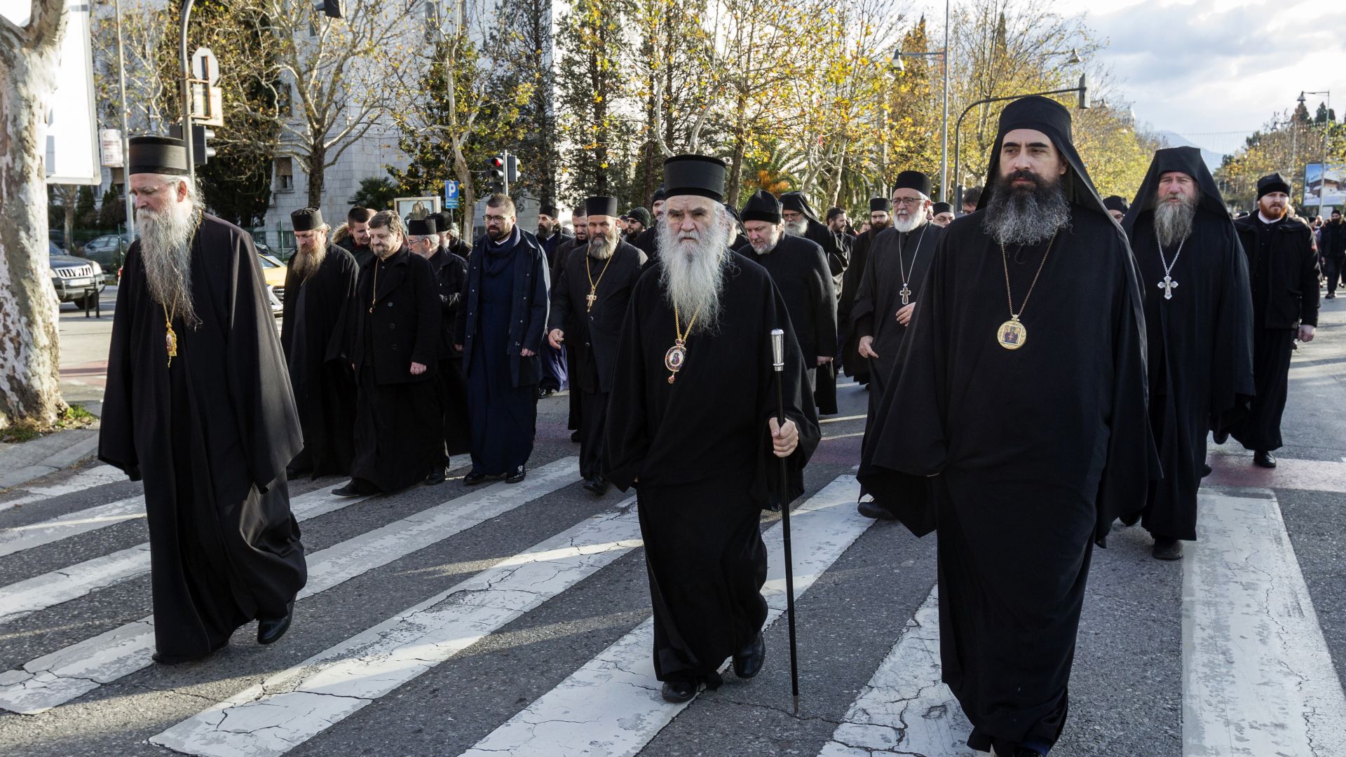 Черногорският и приморски митрополит Амфилохий, епископи и свещеници от Сръбската