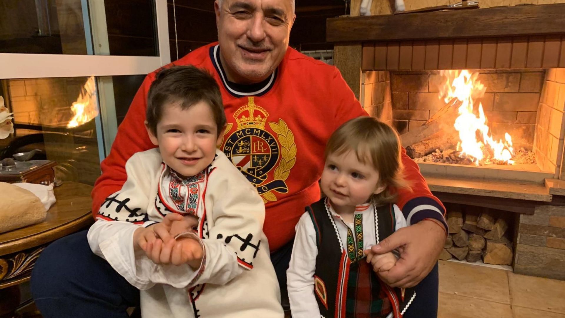 Бойко Борисов с празничен кадър с внучетата