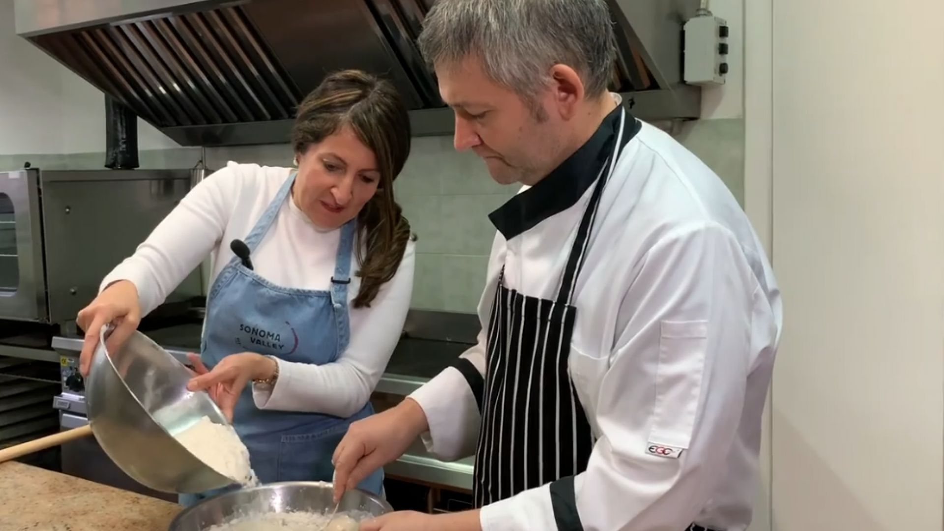 Посланикът на САЩ в България Херо Мустафа собственоръчно разточи баница