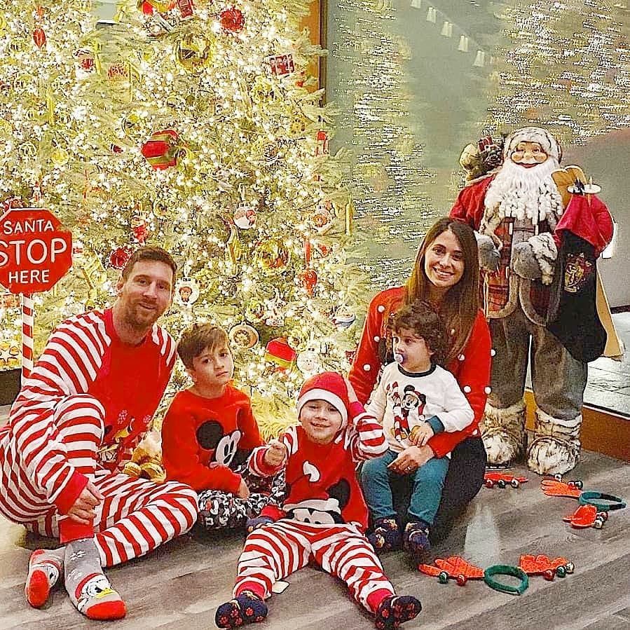 Лионел Меси със съпругата си и децата си на Коледа