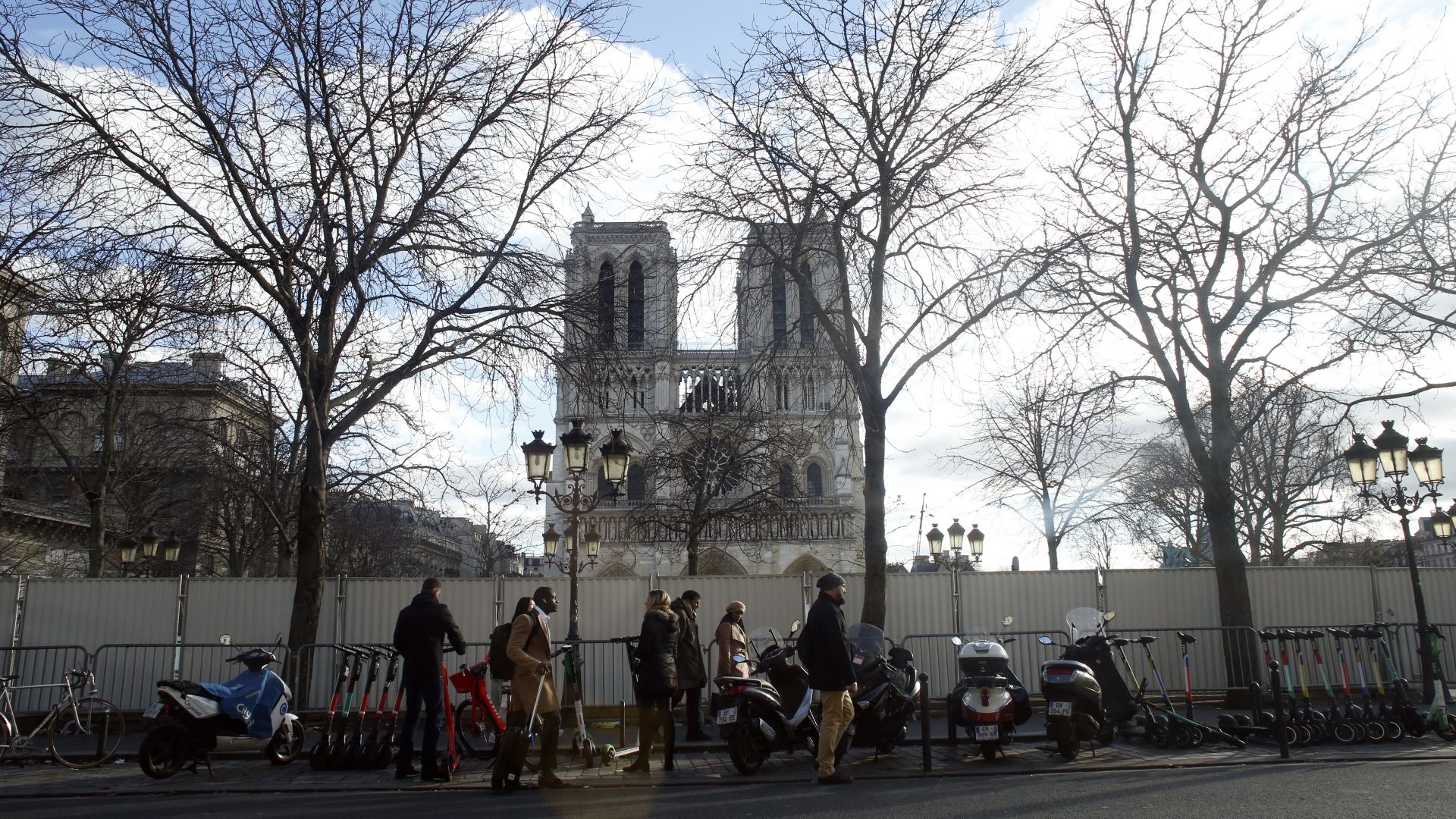 Архиепископът на Париж Мишел Опти отслужи тази сутрин традиционната коледна