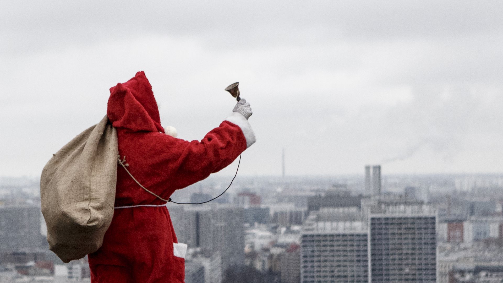 Дядо Коледа се върна на Северния полюс след като раздаде