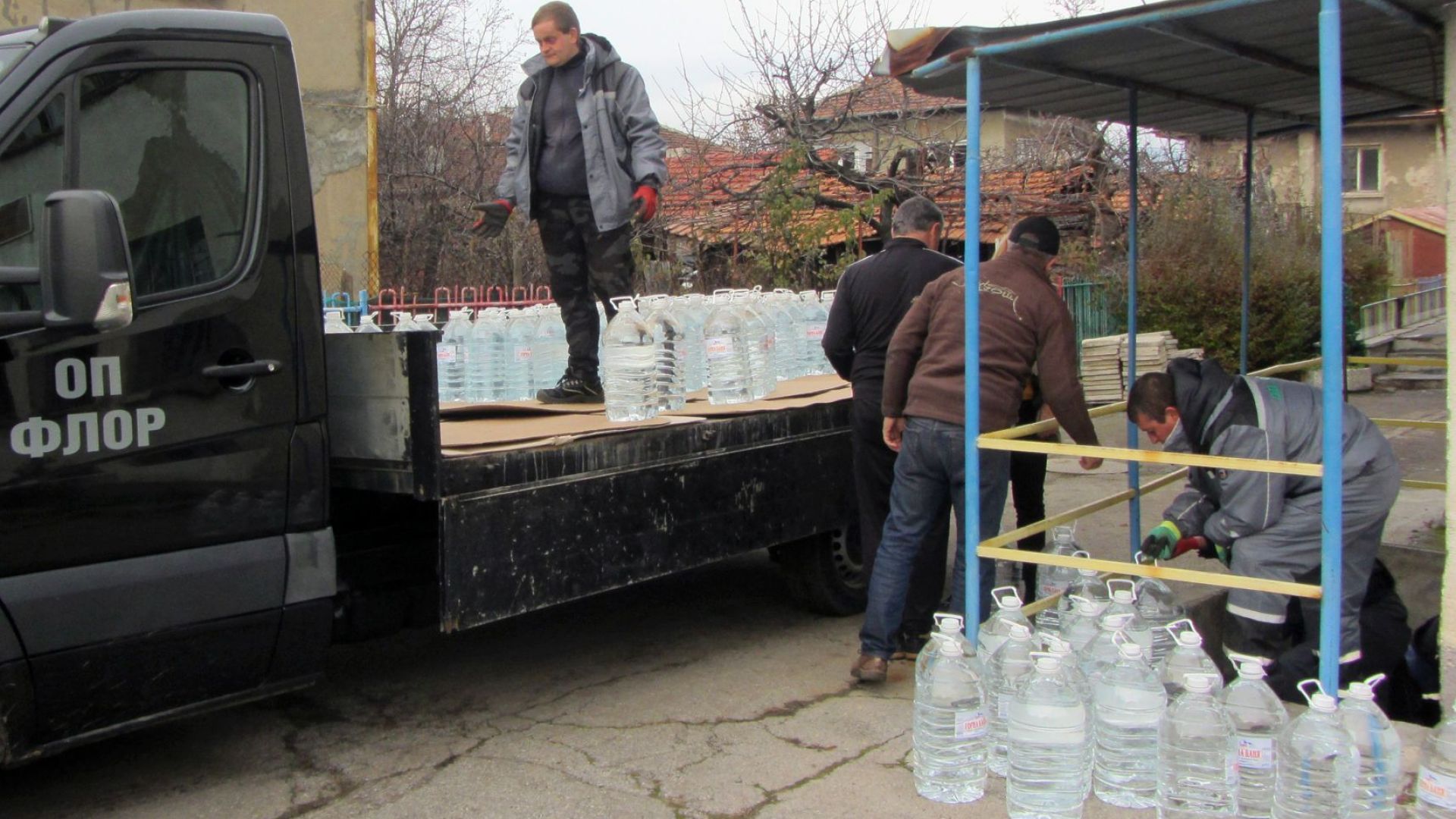 Доставят над 110 т бутилирана вода в Перник, но кризата ще продължи