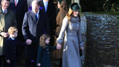 За първи път: Принц Джордж и принцеса Шарлот на празнична служба с родителите си