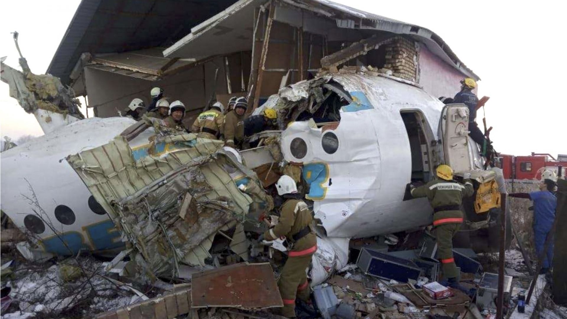 Най малко девет души са загинали при разбиването на пътнически самолет
