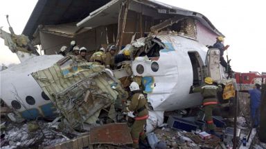 Самолет със 100 души на борда се разби при излитане в Казахстан (снимки+видео)