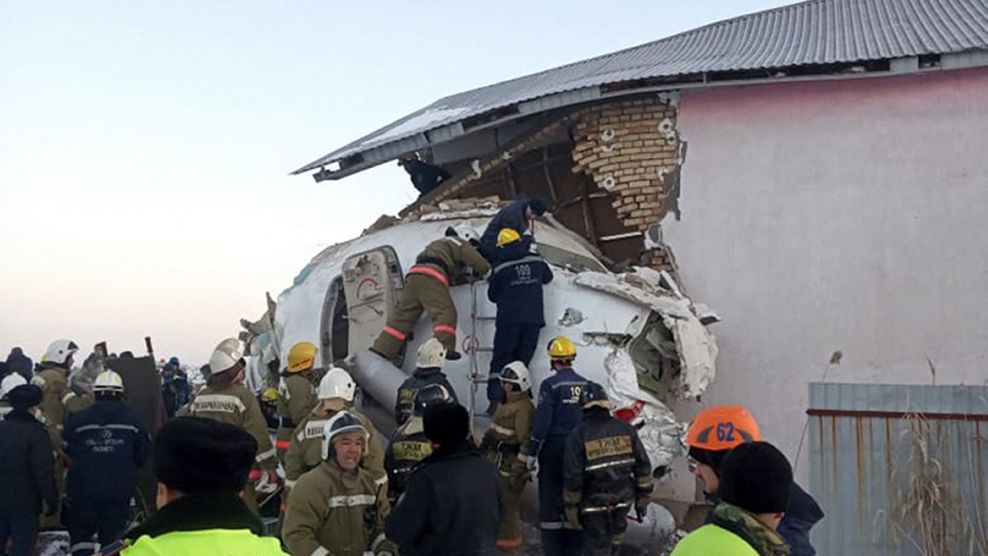 Казахтанската авиокомпания Бек еър заяви днес че турбуленция може да