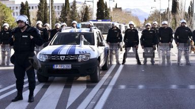 Сълзотворен газ и масов бой в парламента на Черна гора (видео)
