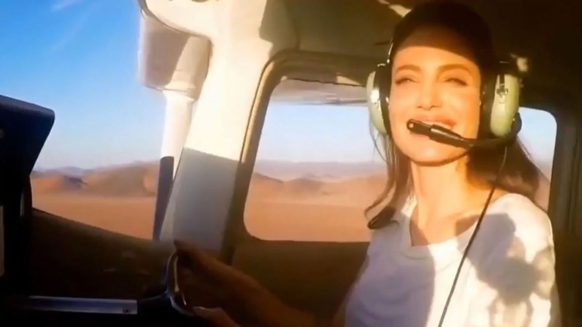 Анджелина Джоли става пилот, за да впечатли сина си Мадокс