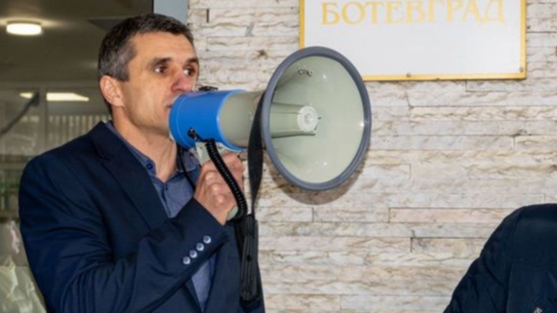 С решение на Общинската избирателна комисия от днес Иван Гавалюгов