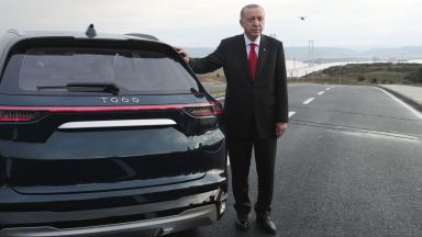 Ердоган подкара първия турски електромобил (видео)