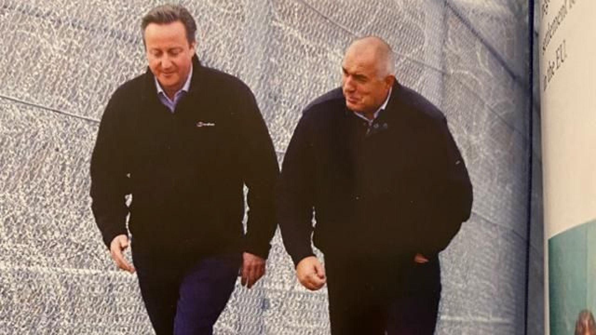 Министър председателят Бойко Борисов показа коледния си подарък от бившия британски