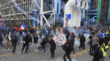 Бой между полиция и протестиращи в Париж