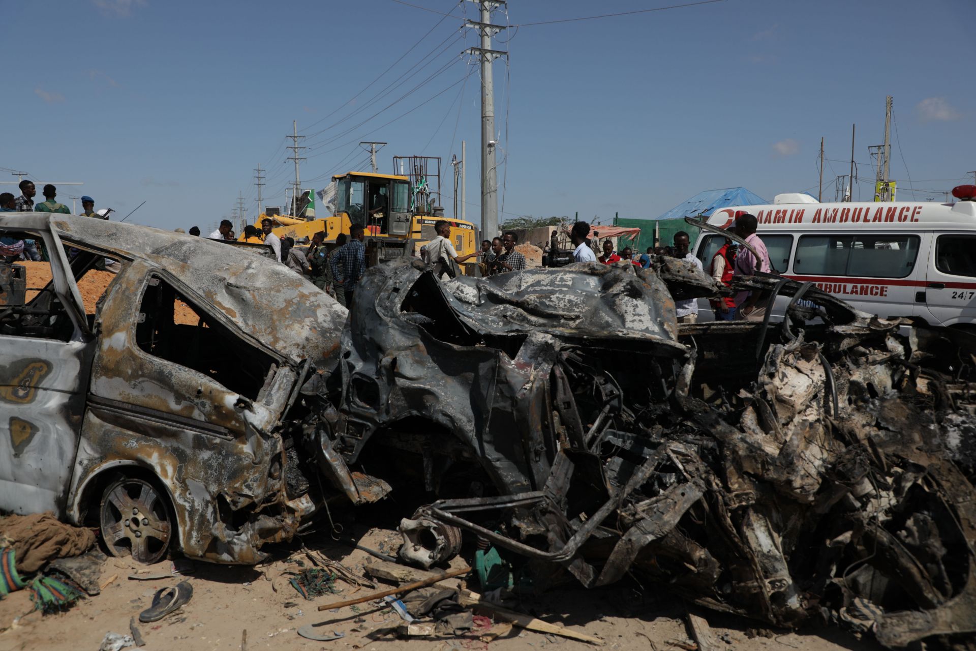 Най-малко 76 души загинаха днес в резултат на мощен взрив, предизвикан от кола бомба в оживен район на сомалийската столица Могадишу