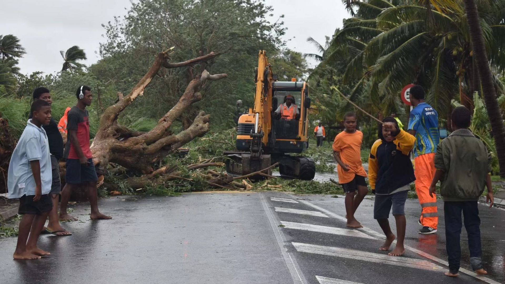 Най-малко един загинал и над 2500 евакуирани на островите Фиджи