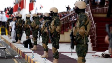 Експлозия отекна  по време на военен  парад в Йемен