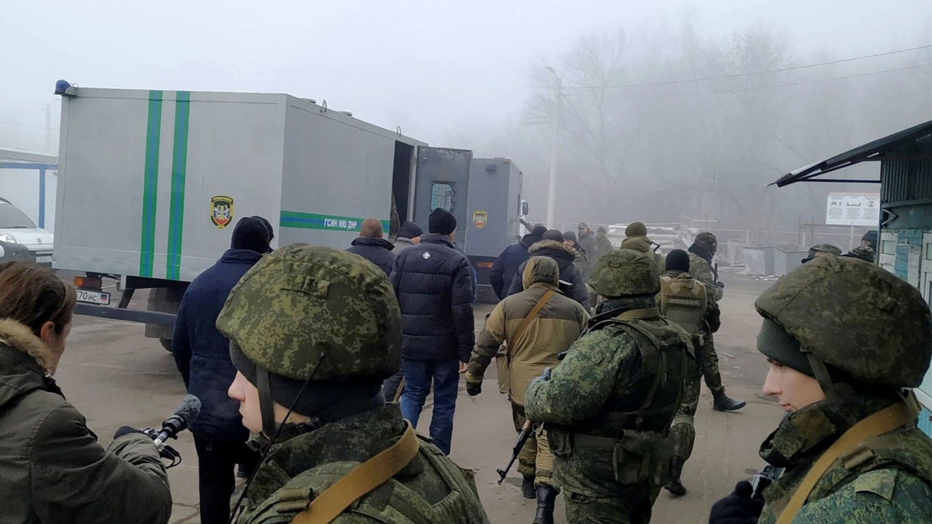 Започна размяната на пленници между украинските правителствени сили и проруските