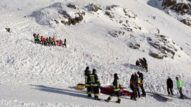 Най малко осем души са загинали при падане на лавина в