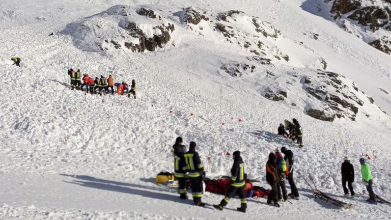 Най-малко осем души са загинали при падане на лавина в