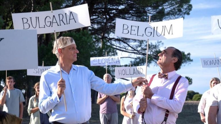 Смешно-тъжна политическа сатира в "Босият император" с Джералдин Чаплин