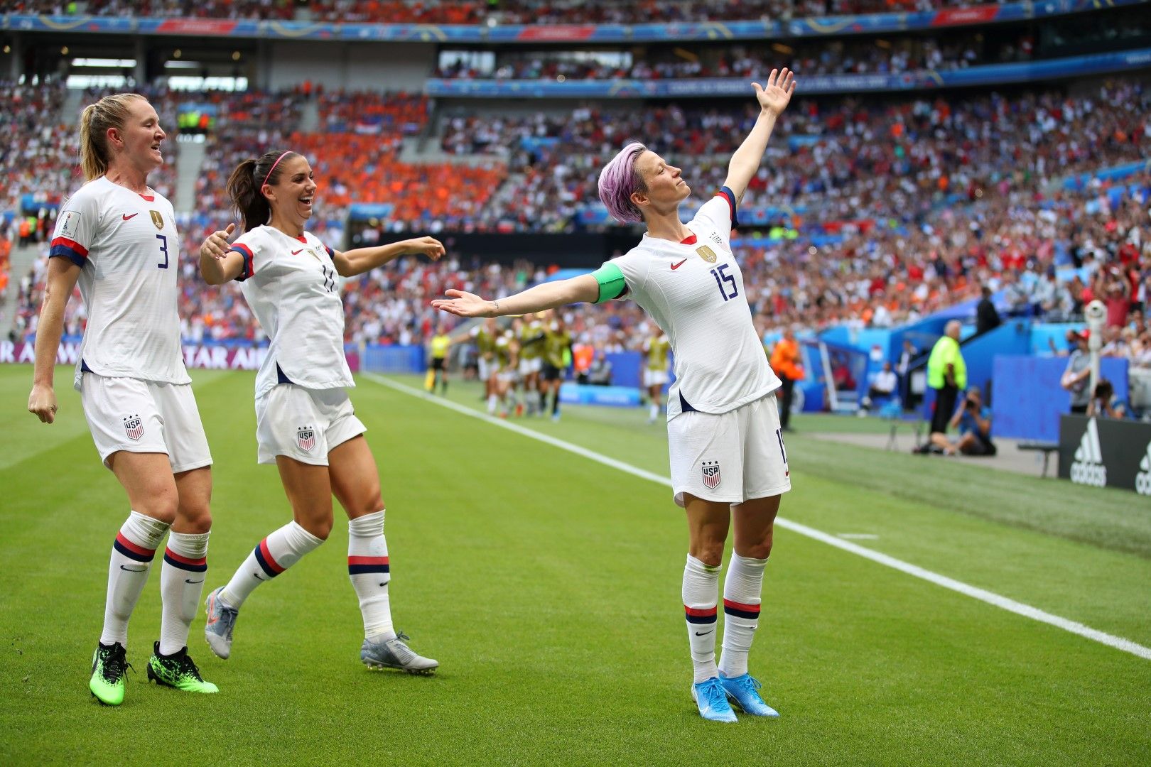 Радостта на Меган Рапиньо след гола във финала САЩ - Холандия, донесъл световната титла на Щатите, стана символ на първенството. Рапиньо се прочу с активната си позиция по куп въпроси извън играта, а после спечели и женската "Златна топка"