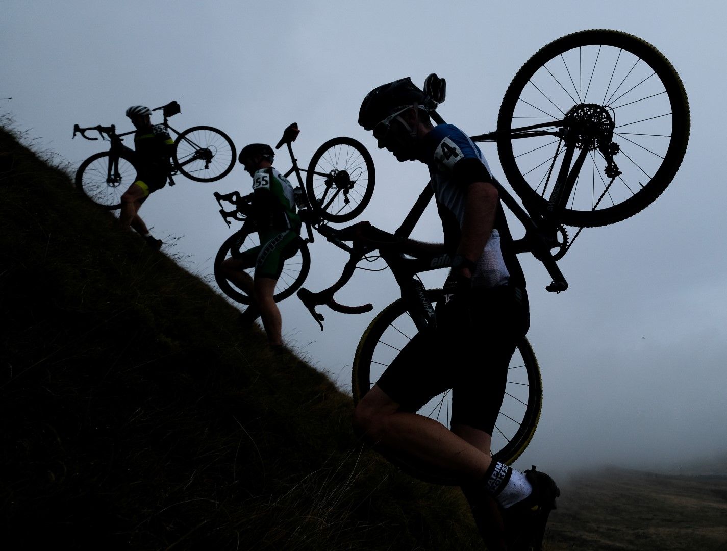 Състезателите катерят върховете из Йоркшир, Великобритания, по време на традиционния велокрос, който има над 60-годишна история. Това е най-тежкото състезание в дисциплината не само на Острова, а вероятно и в цяла Европа.
