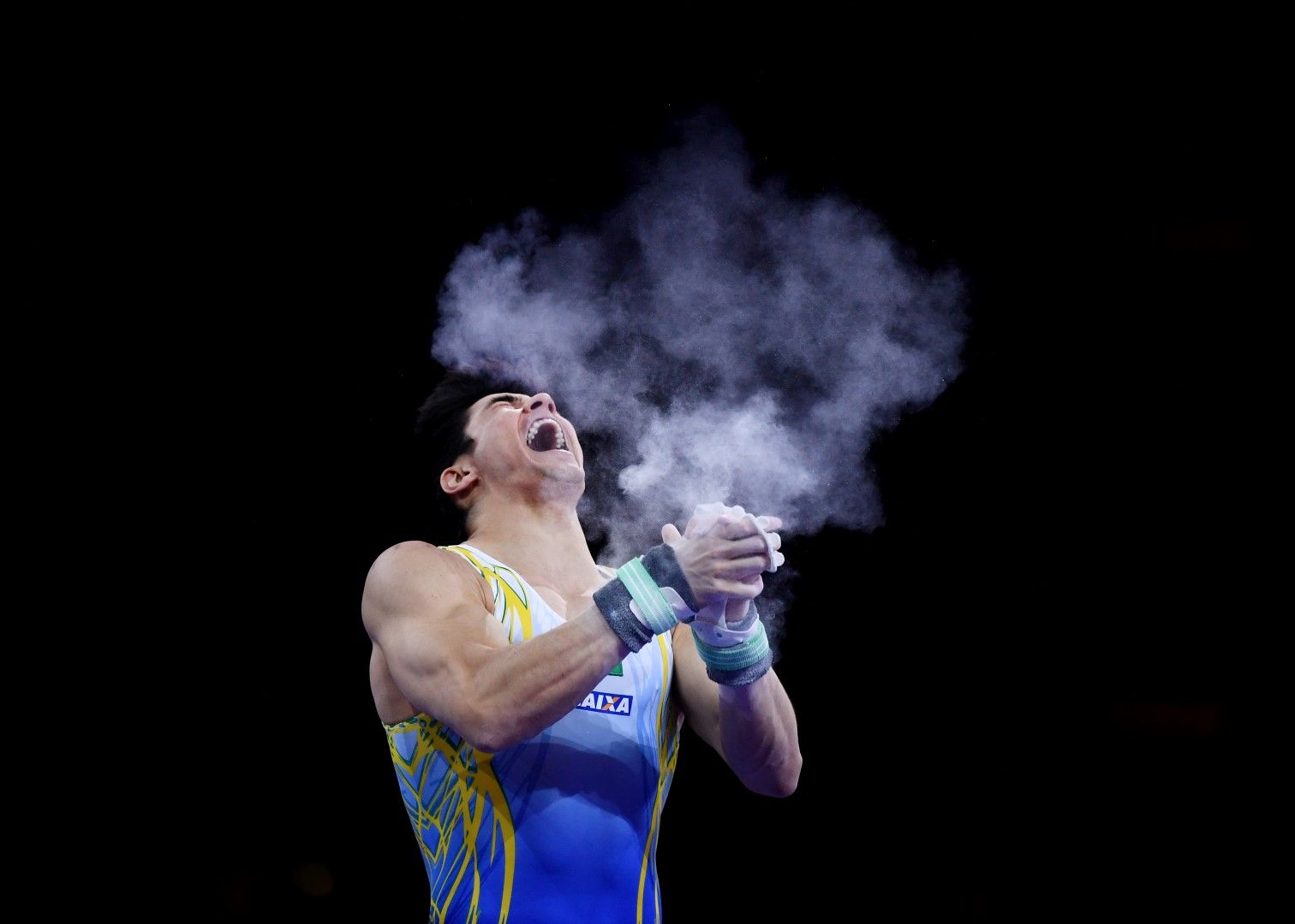  Това не е огнедишащ дракон, а Артур Мариано от Бразилия, който крещи след съчетанието си на успоредка по време на Световното първенство по спортна гимнастика.