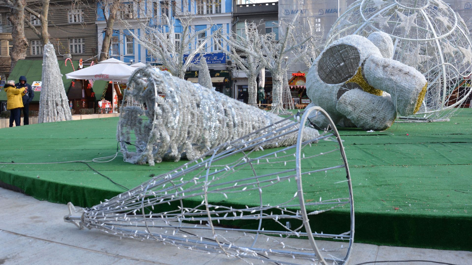 Силният северен вятър събори коледната украса на централния варненски площад
