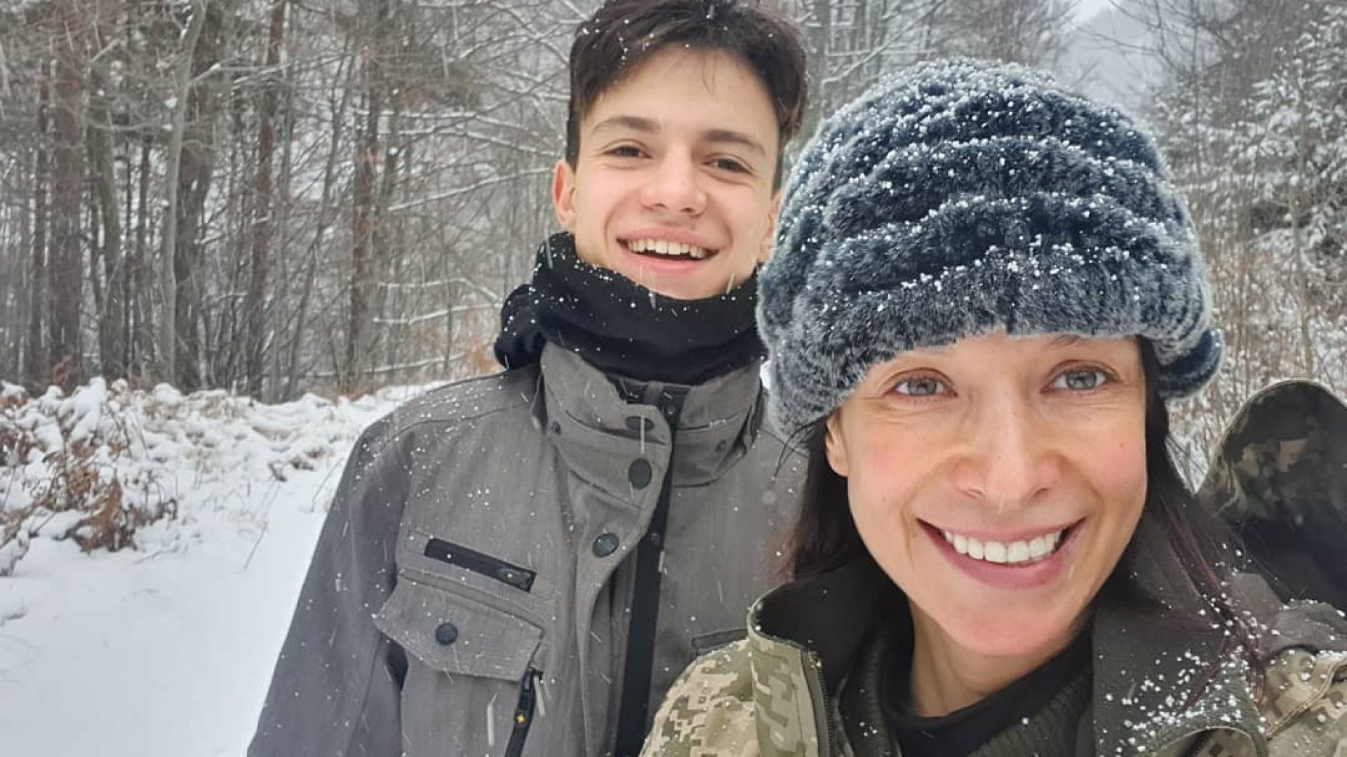 Яна Маринова със сина си на разходка в планината