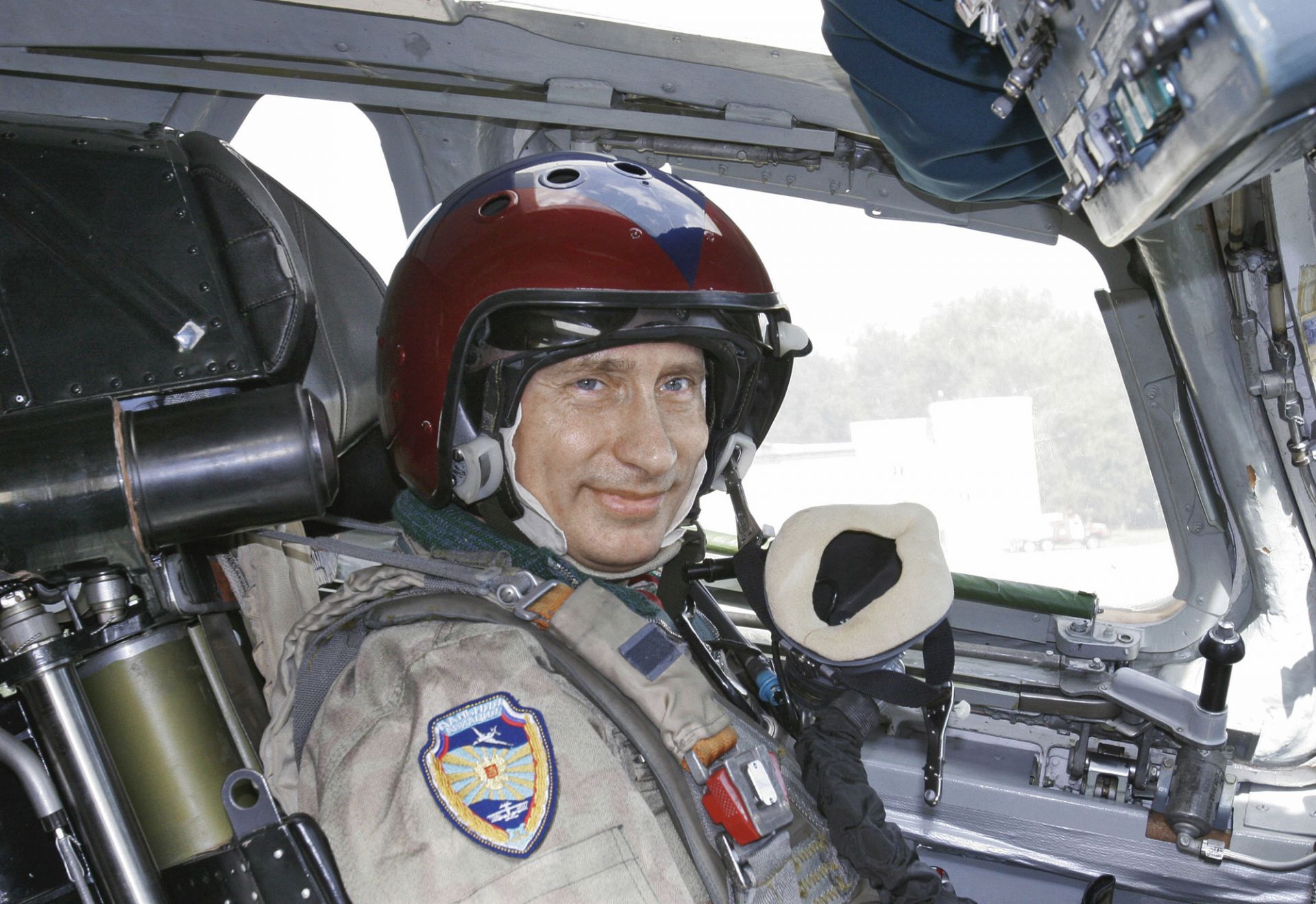 16 август 2005 г., руският президент, в парашутистки костюм, в пилотската кабина на свръхзвуков стратегически бомбардировач, готов да тръгне за тренировъчна мисия 