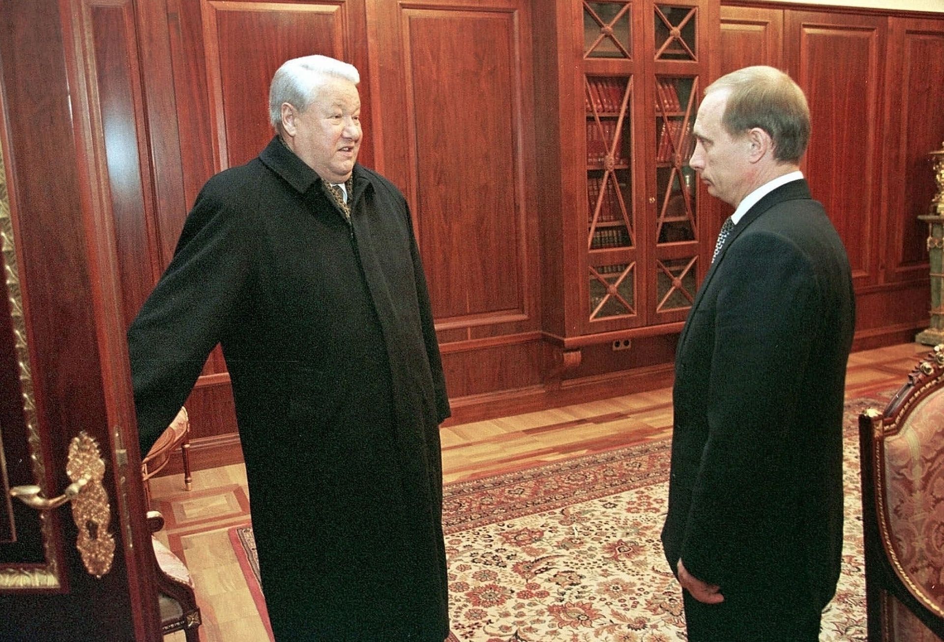 С Елцин, който се оттегля и му отстъпва президентския пост