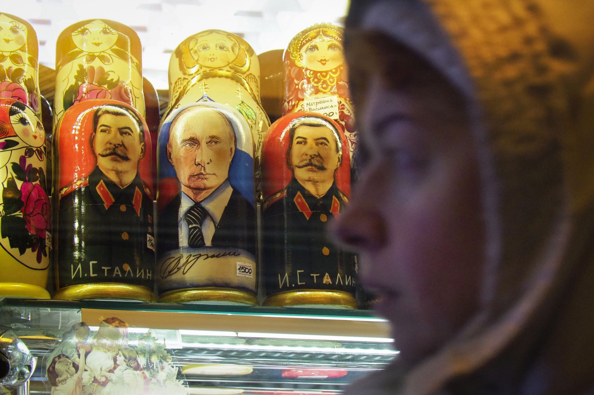 Матрьошка с лика на президента, редом до тази с образа на Йосиф Сталин