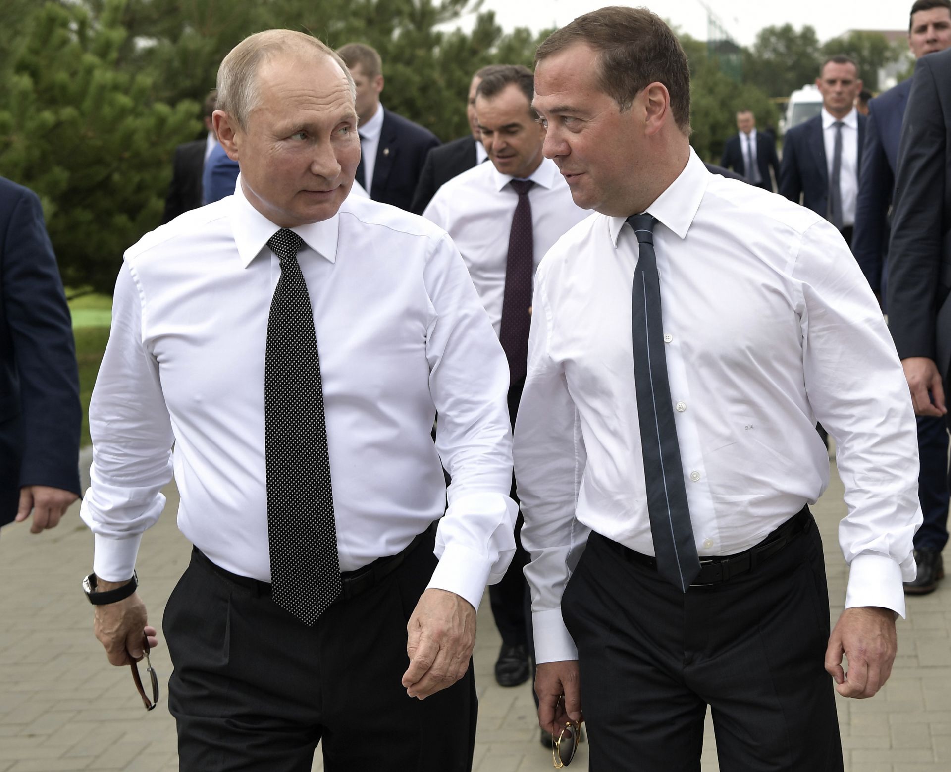 Путин и Медведев размениха постовете си