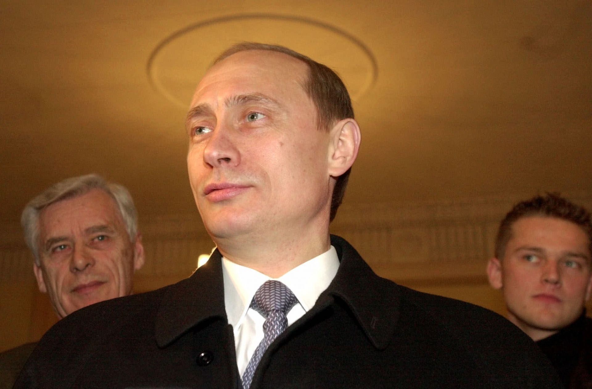 Владимир Путин през март 2000 г. Почти 20 години по-късно някои още го виждат с ореол около главата, докато за други е диктатор
