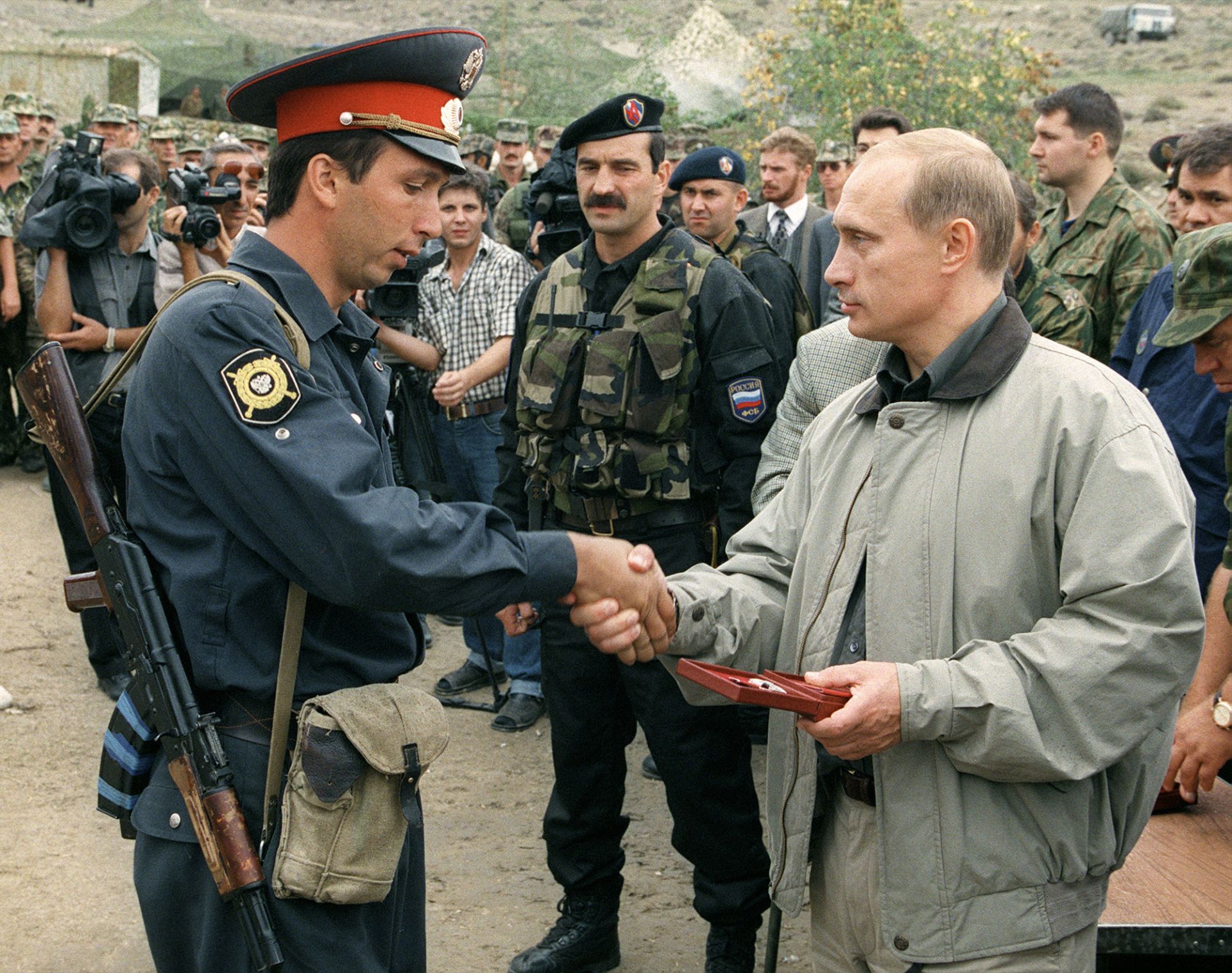 27 август 1999 г., по това време премиер, връчва награда на полицейски служител в руска военна база в планините на Дагестан 