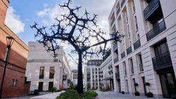 Впечатляващо алуминиево дърво разтваря клони в Лондон