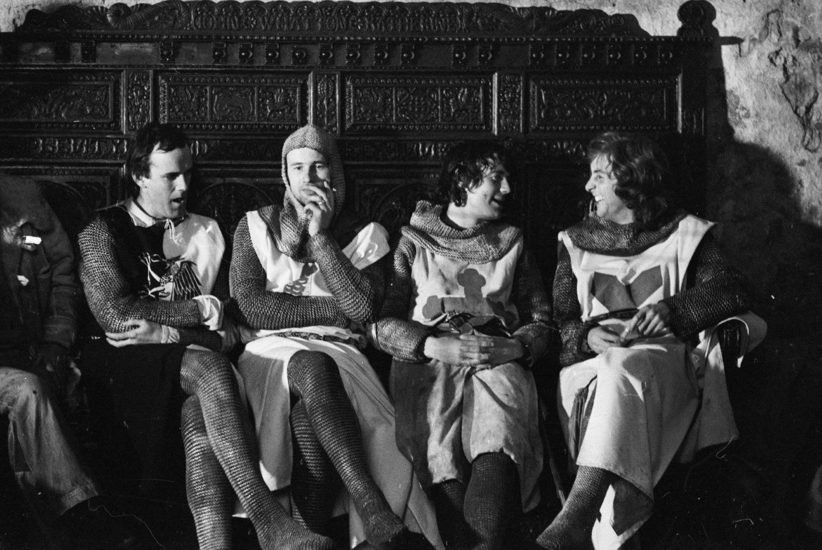 Ерик Айдъл, Джон Клийз, Майкъл Палин и Нийл Инес по време на снимките "Монти Пайтън и Свещеният Граал"