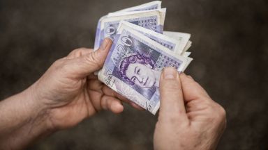 Великобритания вдига минималната заплата до £8,72 на час