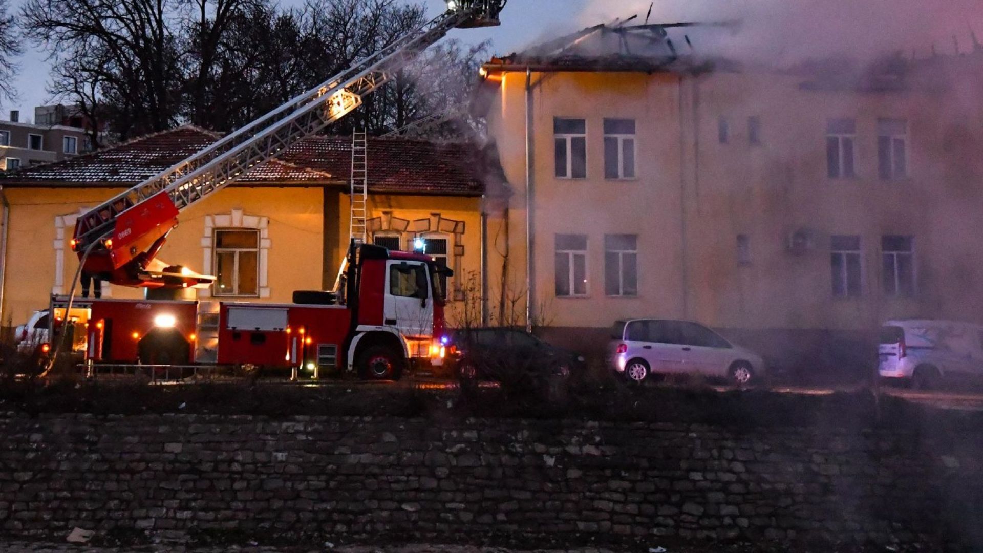 Първи снимки и видео от пожара: Покривът на психодиспансера пламнал за 3-4 секунди