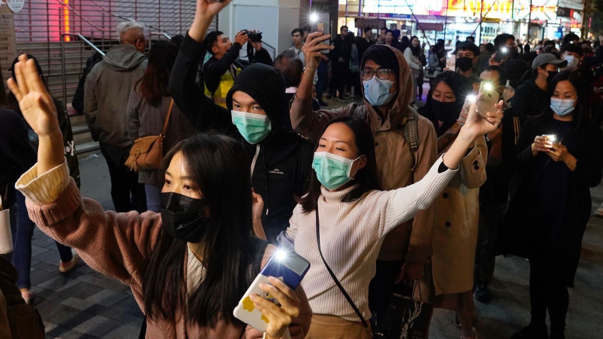 Протестиращите в Хонконг образуваха гигантски живи вериги и организираха шествия
