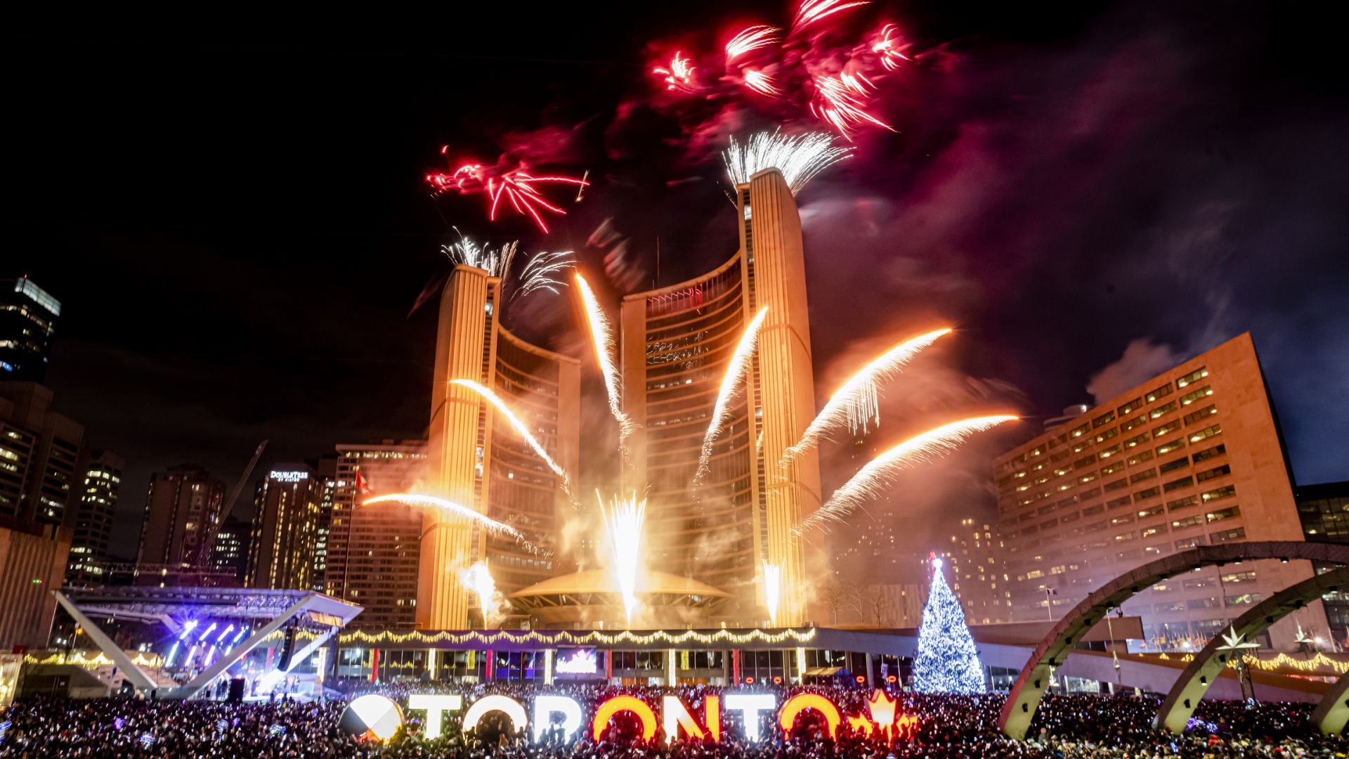 Европа посрещна 2020 а година с много емоции фойерверки и засилени