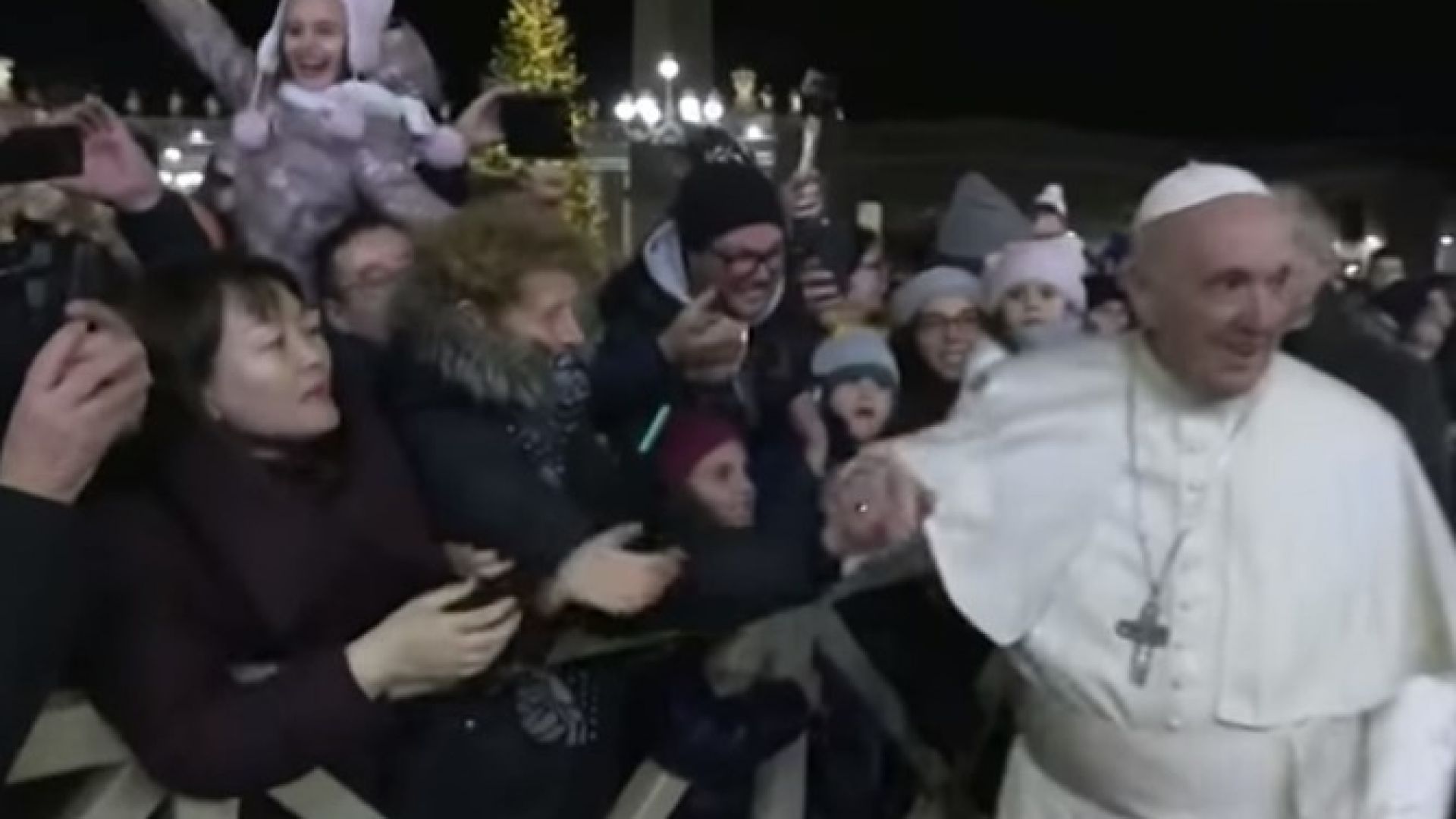 Папата плесна по ръката нахална жена (видео)