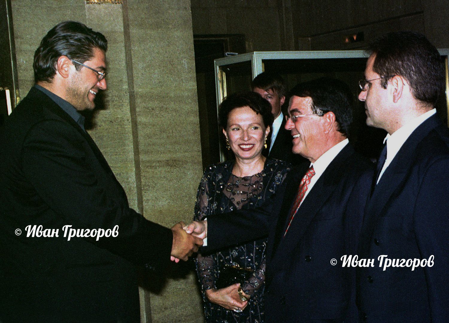 19 юли 2001 г. - Собствениците на Нова телевизия и bTV Минос Кириаку и Красимир Гергов (вляво) се здрависват пред погледа на Силва Зурлева