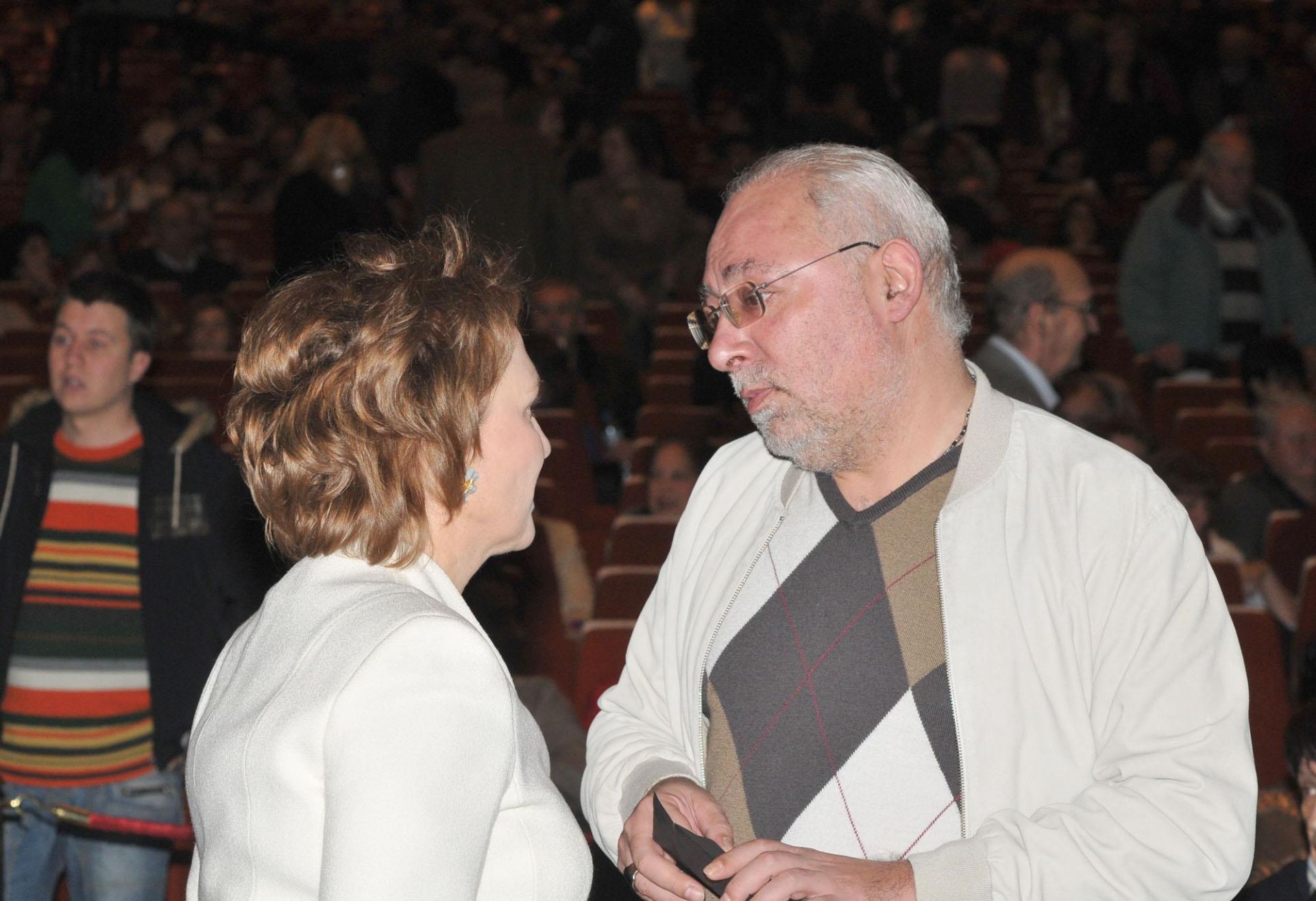 12 декември 2009 г. - Силва Зурлева разговаря със собственика на "Дарик" Радосвет Радев по време на юбилейния концерт на Стефан Димитров в зала 1 на НДК