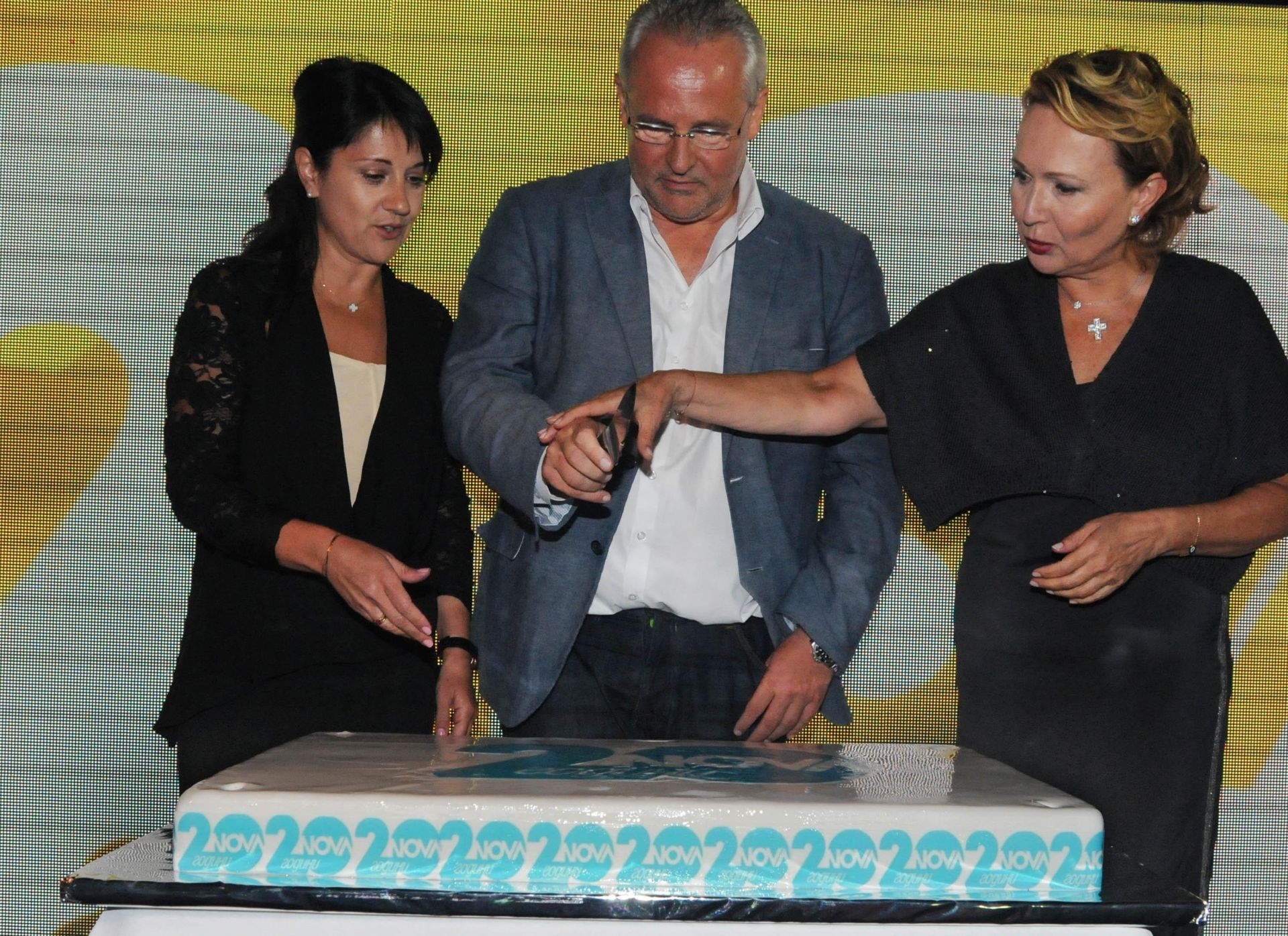 16 септември 2014 г. - Силва Зурлева разрязва тортата за 20-годишнината на Нова телевизия заедно с главния изпълнителен директор Дидие Щосел