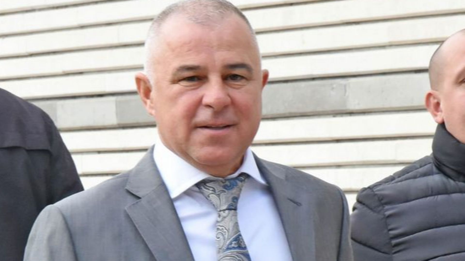 Всички 26 служители на общината в Симитли са тествани за