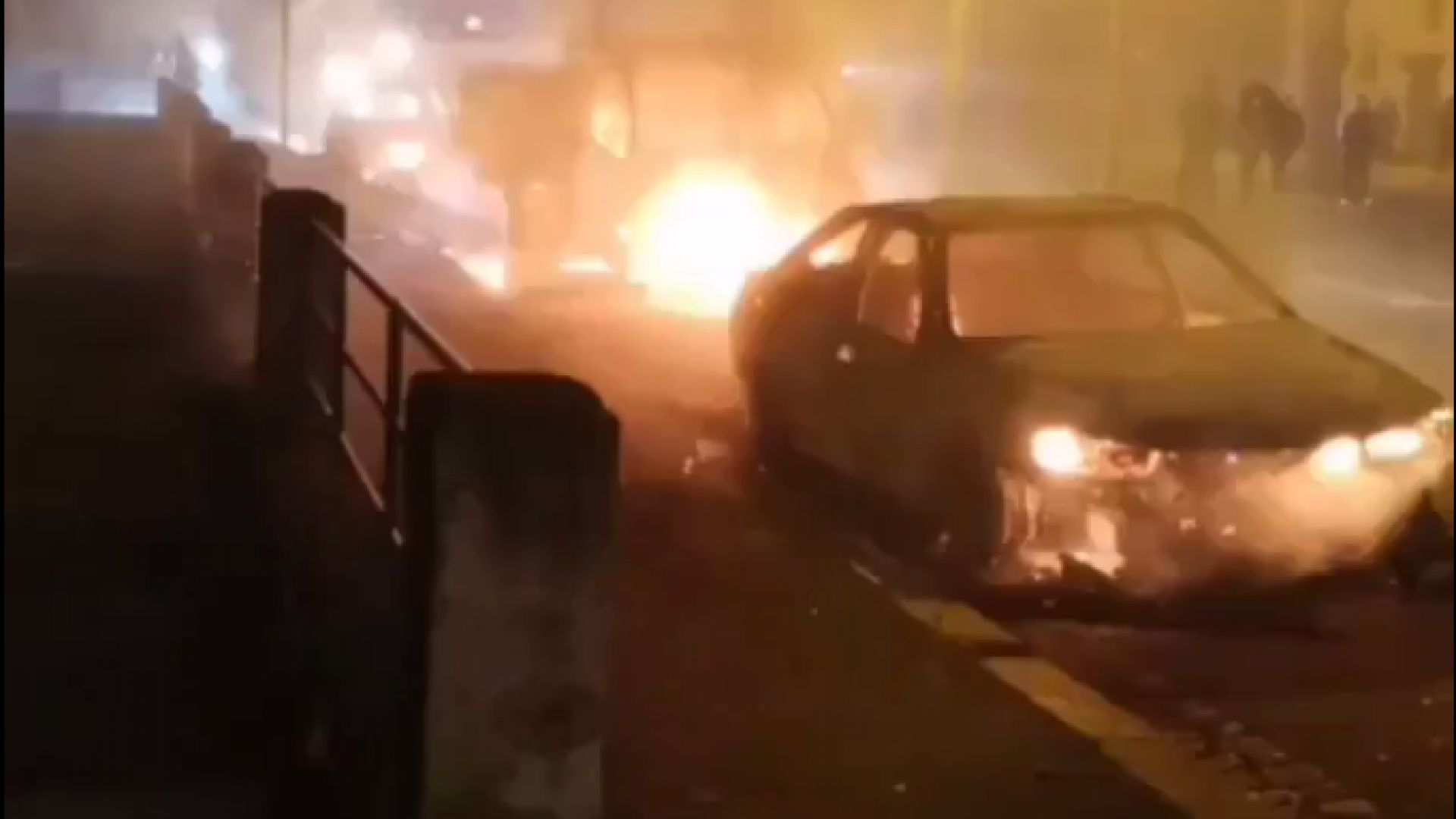 Стотици коли изгоряха в новогодишната нощ в Страсбург (видео)