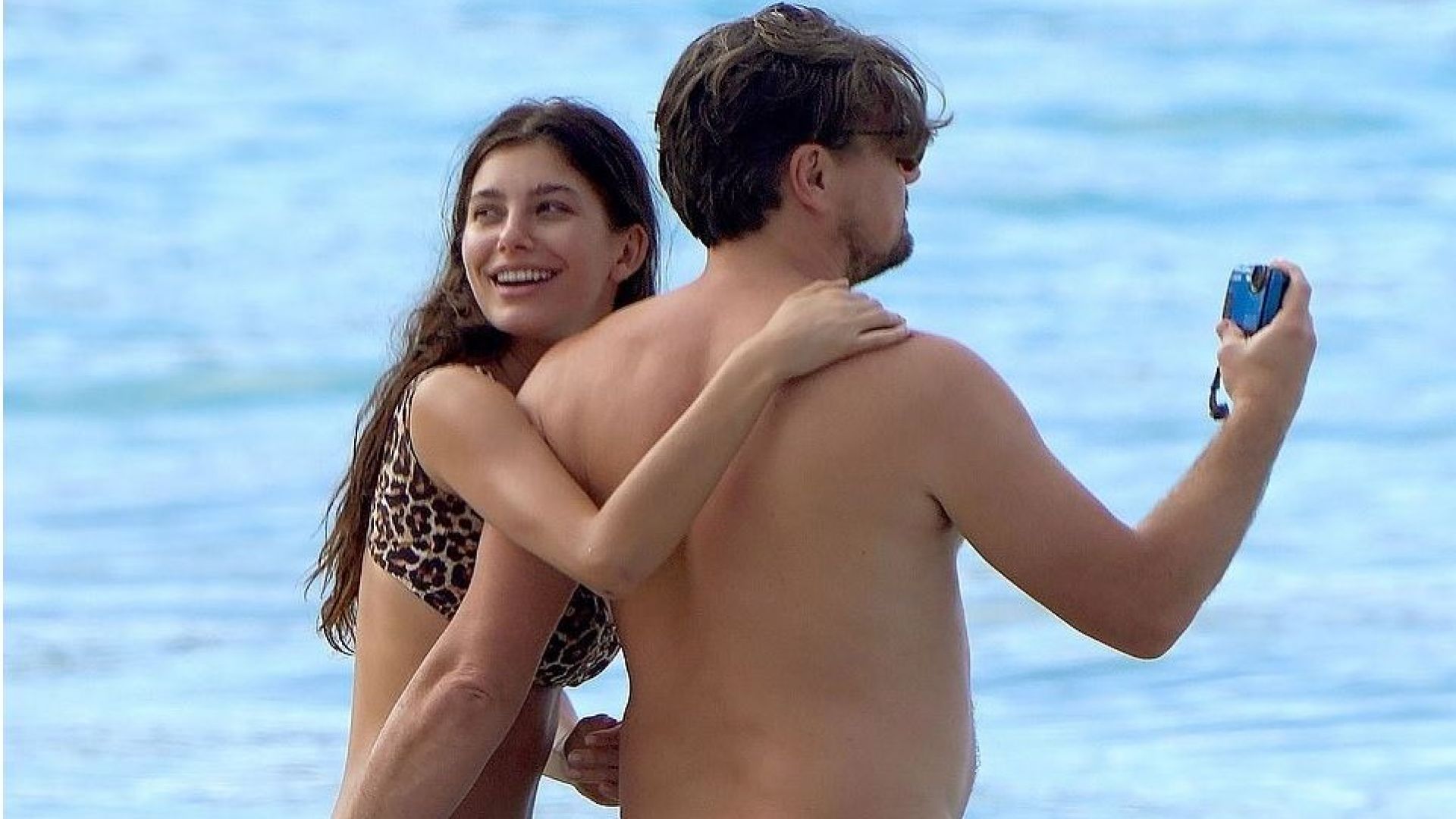 22-годишната приятелка на Лео ди Каприо изкушава в леопардов бански