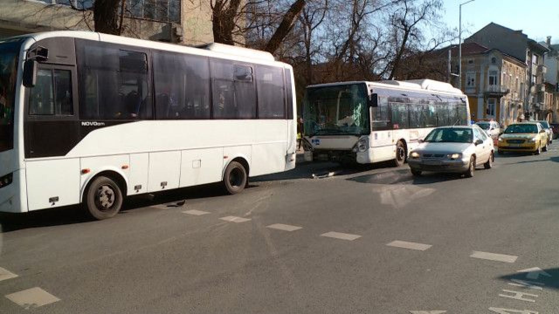 Автобус помете жена, пресичаща на пешеходна пътека в Пловдив. Малко